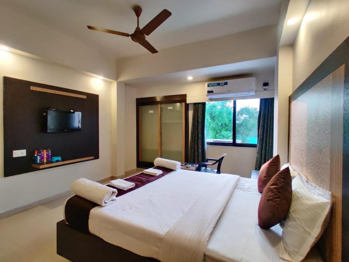 Hotel Ashwin Igatpuri, Pure Veg & Jain Food Buitenkant foto