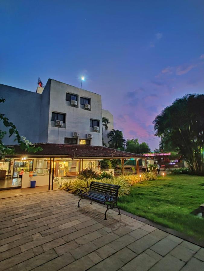 Hotel Ashwin Igatpuri, Pure Veg & Jain Food Buitenkant foto