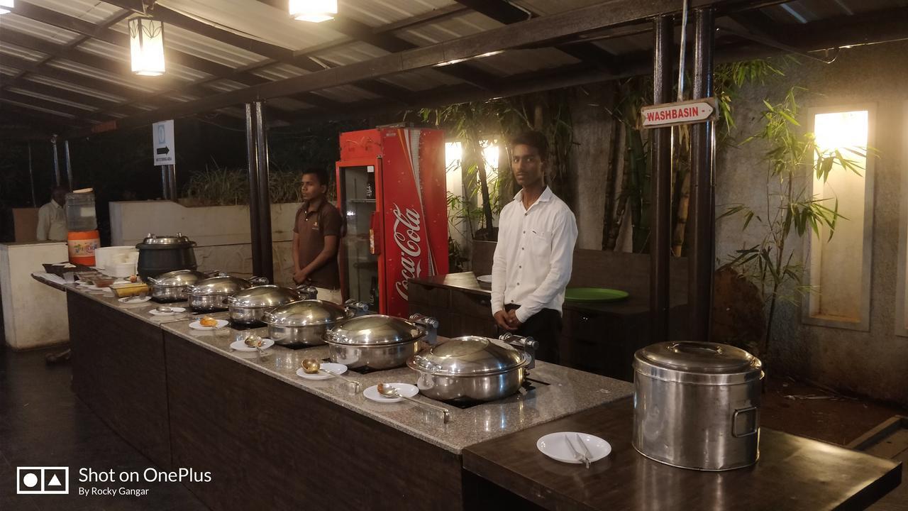 Hotel Ashwin Igatpuri, Pure Veg & Jain Food Buitenkant foto